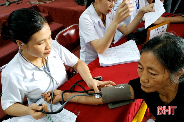 Gần 300 người dân phường Sông Trí được khám, cấp thuốc miễn phí