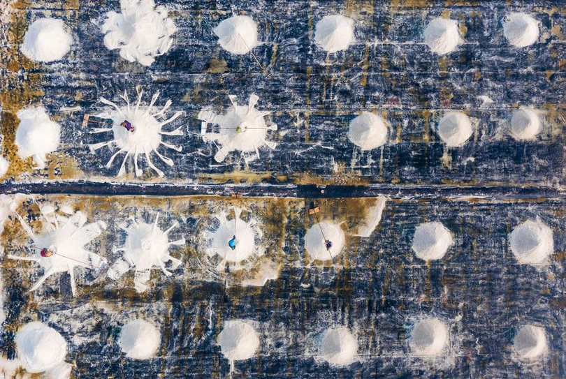 Ấn tượng bức ảnh cào muối ở Việt Nam lên tạp chí danh tiếng