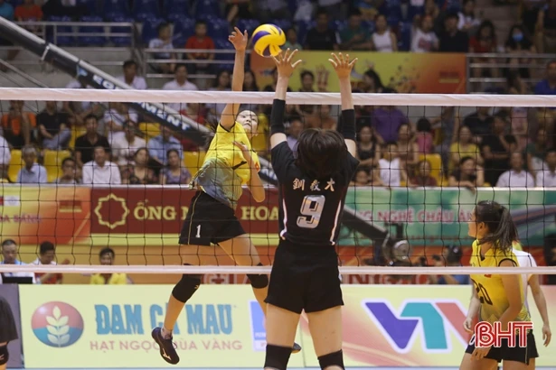 Thắng dễ Đại học Hokkaido 3 - 0, tuyển Việt Nam nhất bảng A