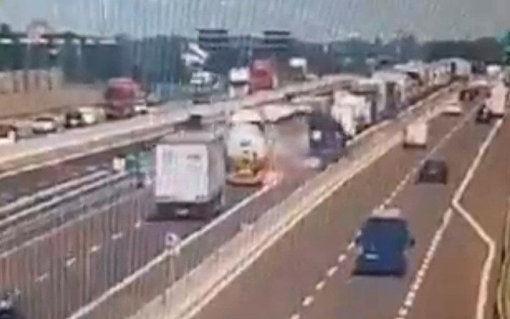 Xe bồn phát nổ như bom sau va chạm với xe tải trên cao tốc ở Italy