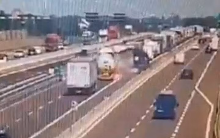 Xe bồn phát nổ như bom sau va chạm với xe tải trên cao tốc ở Italy