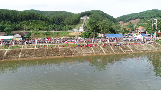 Sôi nổi lễ hội đua thuyền trên sông Ngàn Trươi