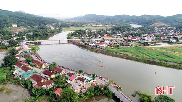 Sôi nổi lễ hội đua thuyền trên sông Ngàn Trươi