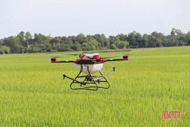 Xem máy bay không người lái phun thuốc trừ sâu tại Hà Tĩnh