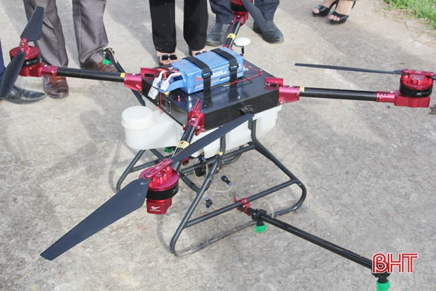 Xem máy bay không người lái phun thuốc trừ sâu tại Hà Tĩnh