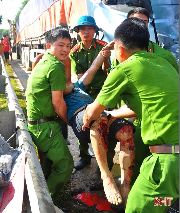 Xe tải đấu đầu, 2 người chết, 1 người bị thương nặng