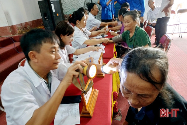 Gần 300 người dân phường Sông Trí được khám, cấp thuốc miễn phí