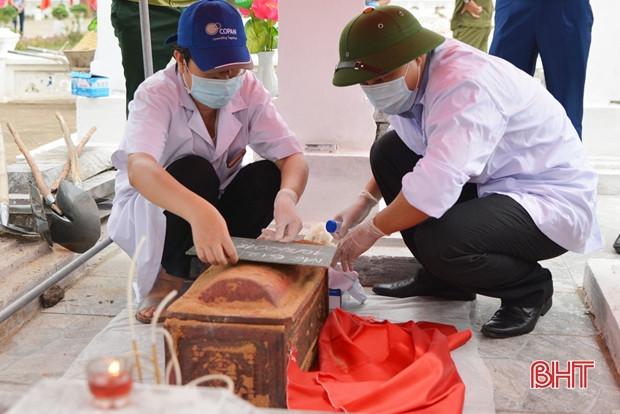 Lấy mẫu sinh phẩm 117 mộ liệt sỹ phục vụ giám định ADN