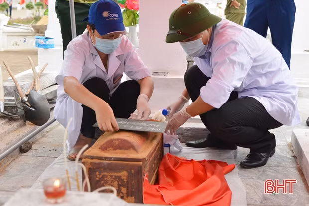 Lấy mẫu sinh phẩm 117 mộ liệt sỹ phục vụ giám định ADN