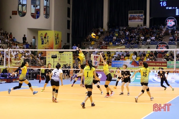 Thắng dễ Đại học Hokkaido 3 - 0, tuyển Việt Nam nhất bảng A