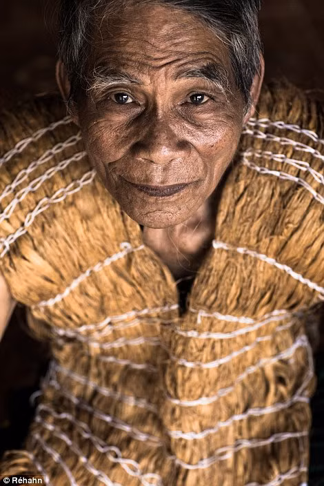 Nhiếp ảnh gia Pháp và trăn trở về sự mai một nghề dệt trang phục truyền thống của người dân tộc thiểu số Việt Nam