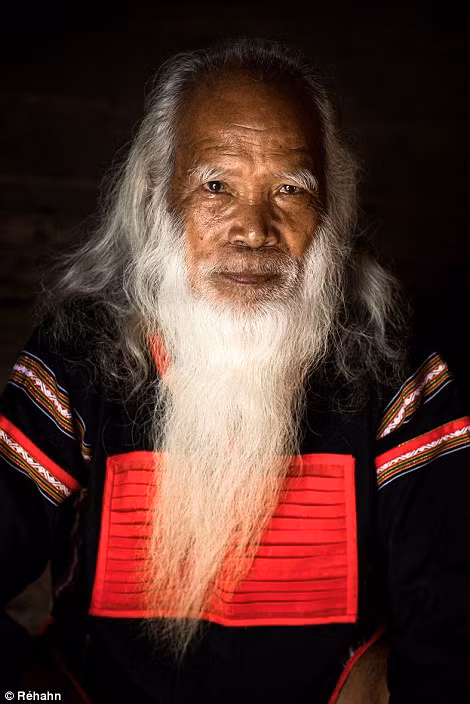 Nhiếp ảnh gia Pháp và trăn trở về sự mai một nghề dệt trang phục truyền thống của người dân tộc thiểu số Việt Nam