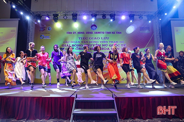 VTV Cup 2018: Tuyển trẻ Việt Nam học hỏi nhiều điều trước trận thua đàn chị