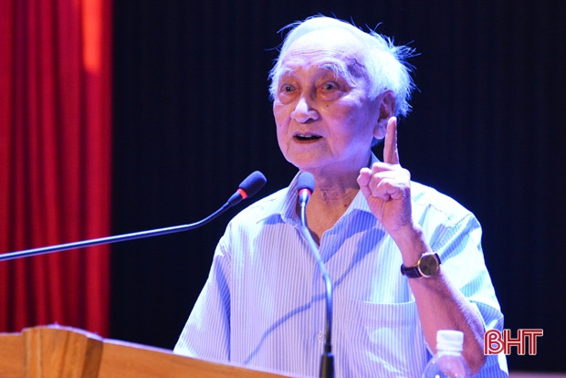 Bồi dưỡng chính trị cho đội ngũ giáo viên, quản lý ngành giáo dục