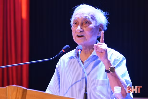 Bồi dưỡng chính trị cho đội ngũ giáo viên, quản lý ngành giáo dục