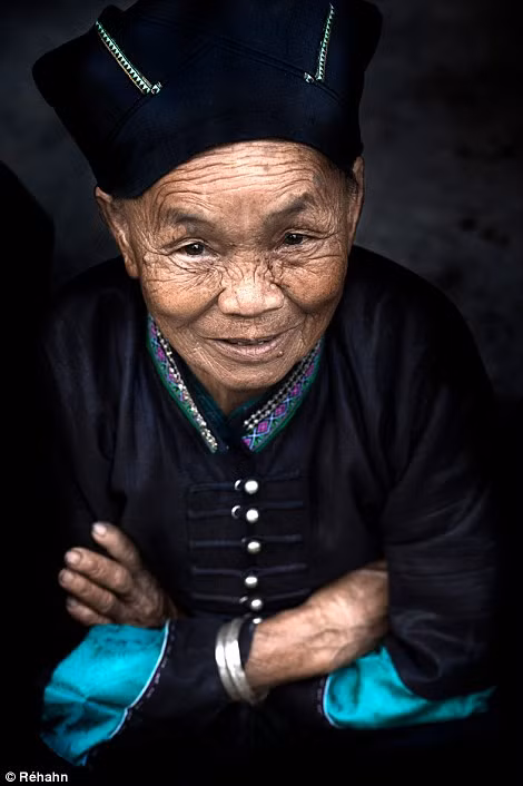 Nhiếp ảnh gia Pháp và trăn trở về sự mai một nghề dệt trang phục truyền thống của người dân tộc thiểu số Việt Nam