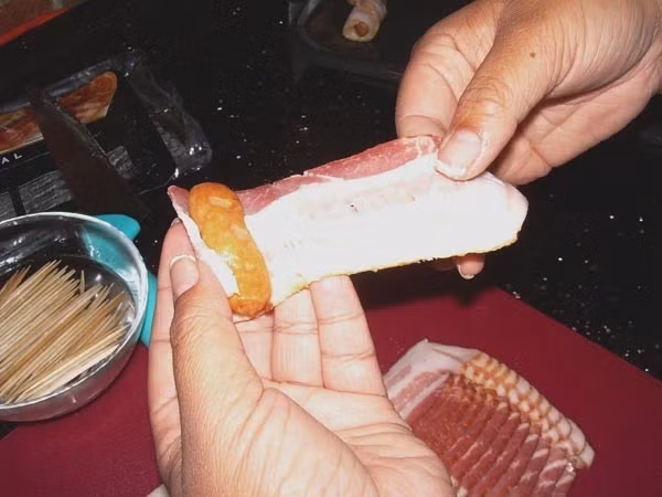 Cách làm thịt ba chỉ cuốn xúc xích nướng thơm lừng cho cả nhà ngày cuối tuần