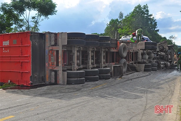 Xe tải đấu đầu, 2 người chết, 1 người bị thương nặng