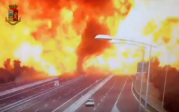 Xe bồn phát nổ như bom sau va chạm với xe tải trên cao tốc ở Italy