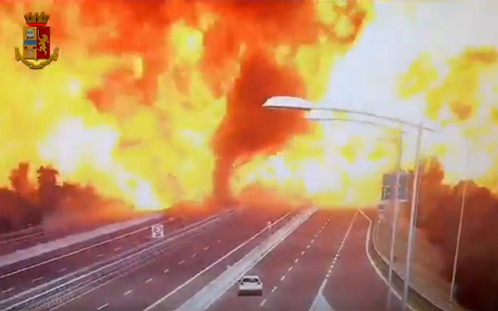 Xe bồn phát nổ như bom sau va chạm với xe tải trên cao tốc ở Italy