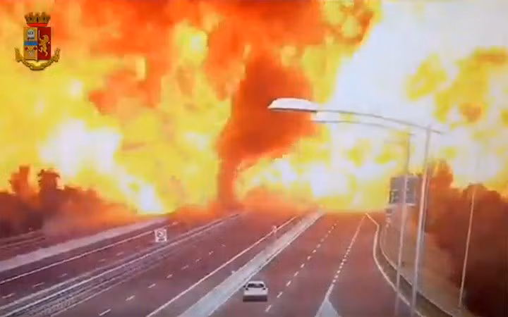 Xe bồn phát nổ như bom sau va chạm với xe tải trên cao tốc ở Italy