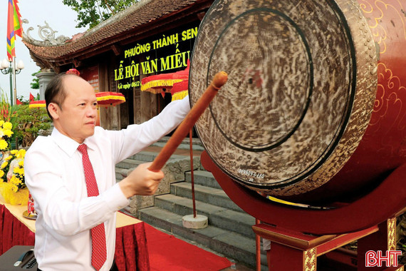 Phó Bí thư Thường trực Tỉnh ủy dự lễ tế tiên hiền tại Văn Miếu