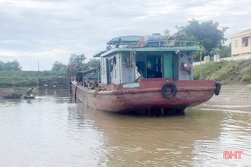 CSGT phát hiện thuyền vỏ sắt khai thác khoảng 38m³ cát không có giấy tờ chứng minh nguồn gốc hợp pháp trên sông Lam. z6709122008741-1deecc30c85b994ece77d5f7157219a7.jpg