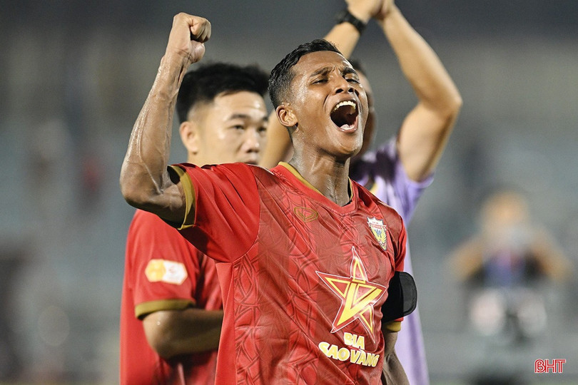 Trung vệ Việt kiều Adou Minh ăn mừng bàn thắng vào lưới Nam Định. 3-1.jpg