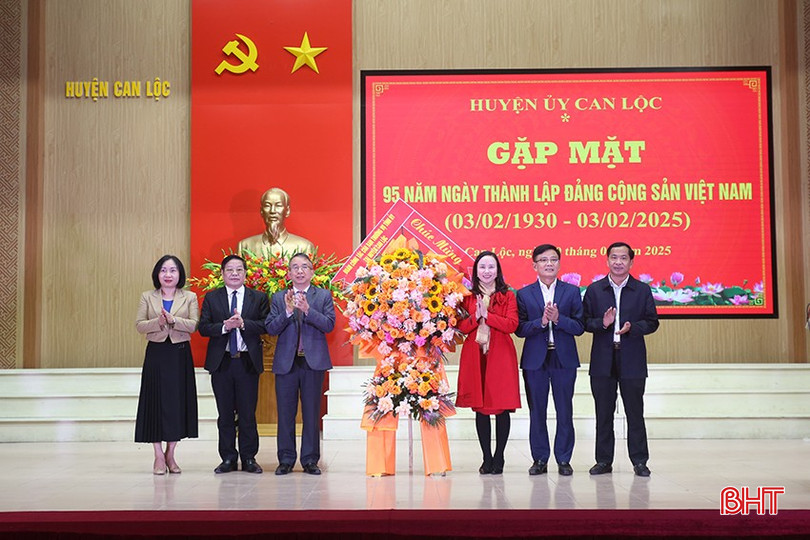 Chủ nhiệm Ủy ban Kiểm tra Tỉnh Ủy Hà Văn Trọng cùng các thành viên trong đoàn công tác, chỉ đạo, giám sát của Ban Thường vụ Tỉnh Uỷ tại Can Lộc tặng hoa chúc mừng buổi lễ. bqbht_br_a2.jpg