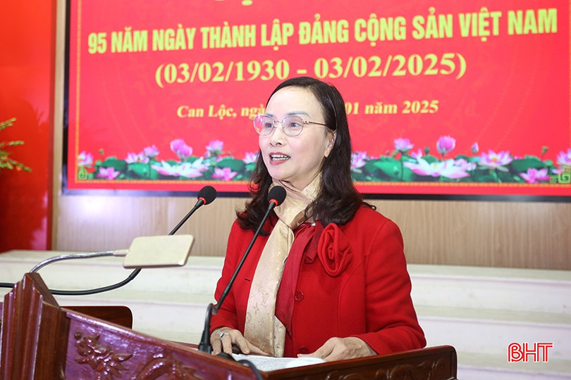 Bí thư Huyện ủy Can Lộc Đặng Thị Quỳnh Diệp phát biểu tại buổi lễ. bqbht_br_a3.jpg