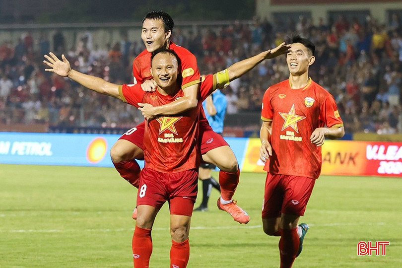 Trọng Hoàng ăn mừng bàn ấn định tỷ số 3-1 cho Hồng Lĩnh Hà Tĩnh trong trận tiếp đón Bình Dương ngày 3/5/2025. bqbht_br_cbh.jpg
