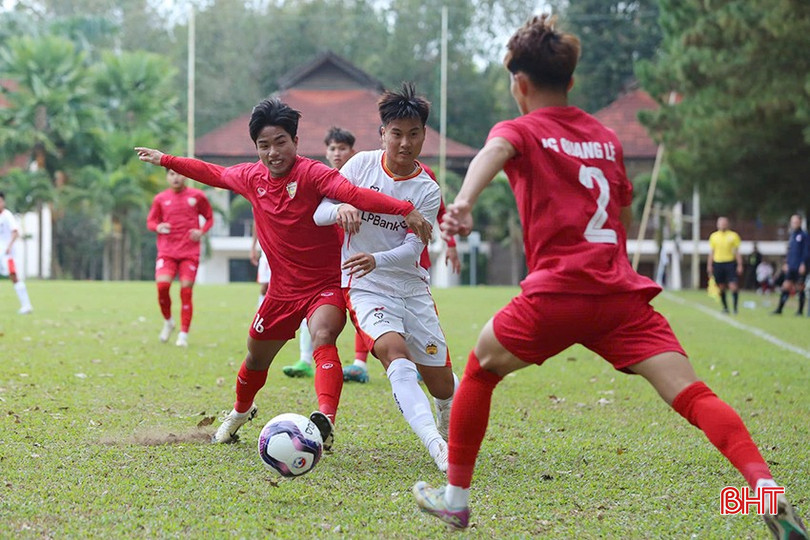 U19 Hồng Lĩnh Hà Tĩnh (áo đỏ) bất bại sau 3 trận đấu ở vòng loại U19 quốc gia 2025. bqbht_br_hyui.jpg