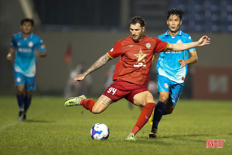 Geovane (áo đỏ) lập hattrick bàn thắng vào lưới Đà Nẵng. bqbht_br_cde.jpg