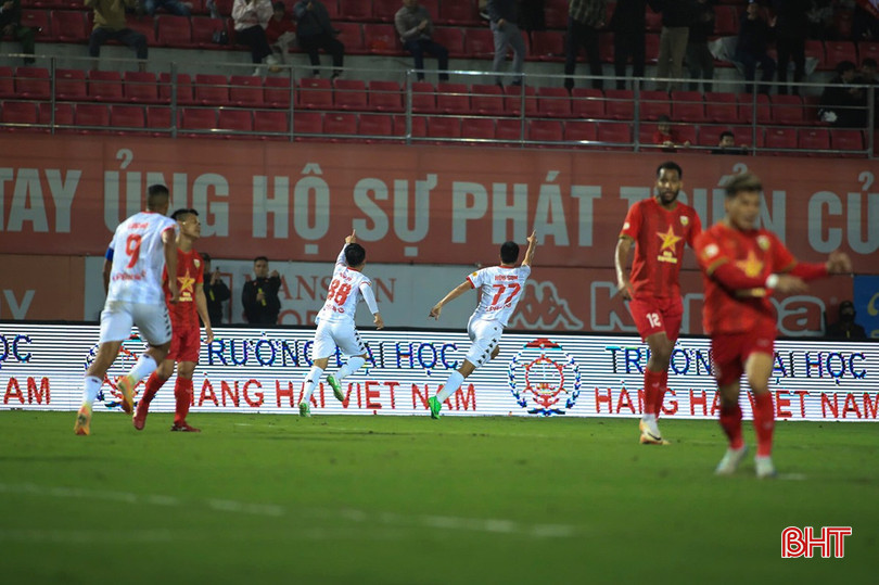 Hải Phòng (áo trắng) là đội đầu tiên đánh bại Hà Tĩnh ở mùa giải năm nay. bqbht_br_klopp.jpg