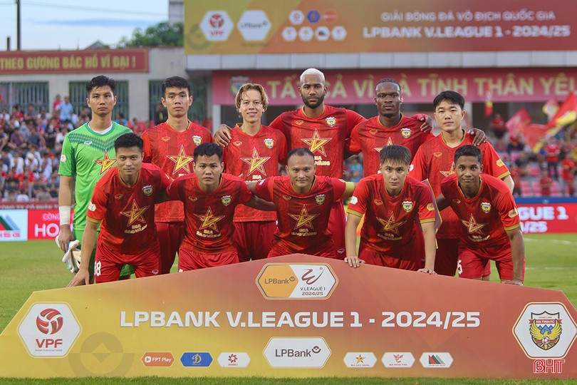 Đội hình ra sân của Hồng Lĩnh Hà Tĩnh. aimg-2780.jpg