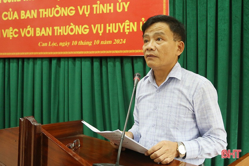 Phó Bí thư Thường trực Huyện ủy, Chủ tịch HĐND huyện Can Lộc Bùi Văn Sơn thông qua báo cáo công tác xây dựng Đảng 9 tháng năm 2024. a2-3407.jpg