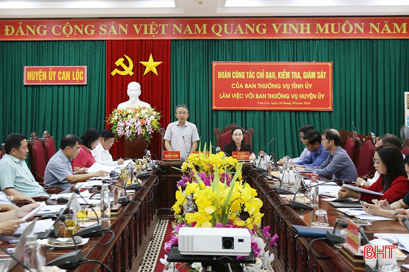 Chủ nhiệm UBKT Tỉnh ủy Hà Văn Trọng, Bí thư Huyện ủy Can Lộc Đặng Thị Quỳnh Diệp chủ trì buổi làm việc. a1-4201.jpg