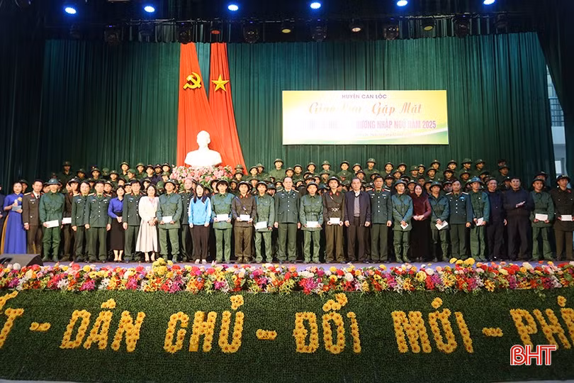 Hà Tĩnh có 1.568 thanh niên ưu tú lên đường trong ngày hội tòng quân năm 2025. Trong ảnh: Đại diện lãnh đạo huyện Can Lộc tặng quà động viên các tân binh.