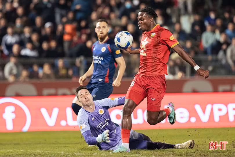 Các chân sút Hà Tĩnh thi đấu năng nổ nhưng kém duyên.