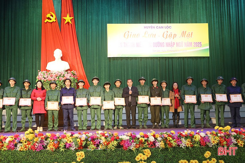 Đại diện lãnh đạo huyện tặng giấy khen... bqbht_br_a3.jpg