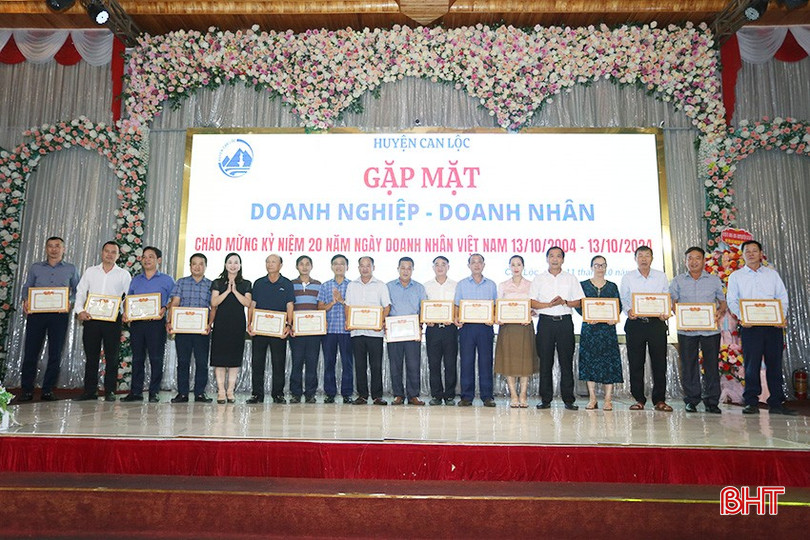 Dịp này, UBND huyện Can Lộc tôn vinh 15 doanh nghiệp, 2 doanh nhân và 3 hợp tác xã có thành tích xuất sắc trong hoạt động sản xuất, kinh doanh năm 2024. a3-843.jpg