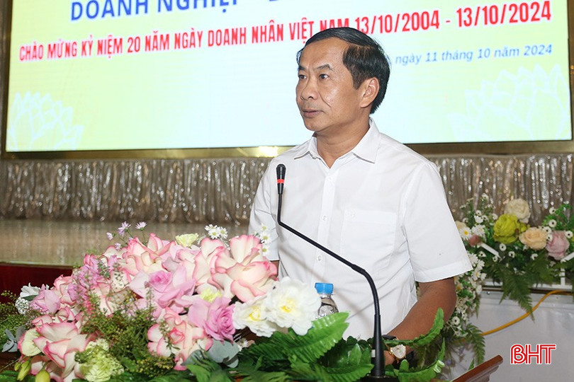 Chủ tịch UBND huyện Can Lộc Võ Xuân Linh phát biểu chúc mừng tại buổi gặp mặt. a2-1519.jpg