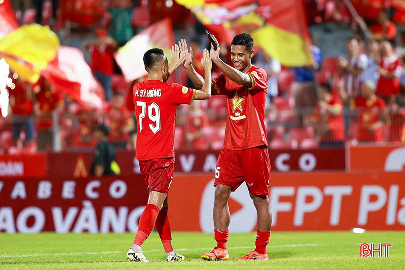 Sau 15 trận tại V.League, Adou Minh có 12 lần đá chính và luôn chơi trọn vẹn 90 phút, ghi được 1 bàn thắng. bqbht_br_2.jpg