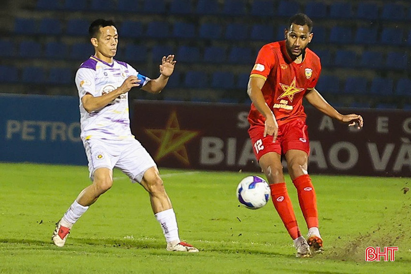 Hồng Lĩnh Hà Tĩnh (áo đỏ) khởi đầu khó khăn trước CLB Hà Nội. bqbht_br_ki1.jpg