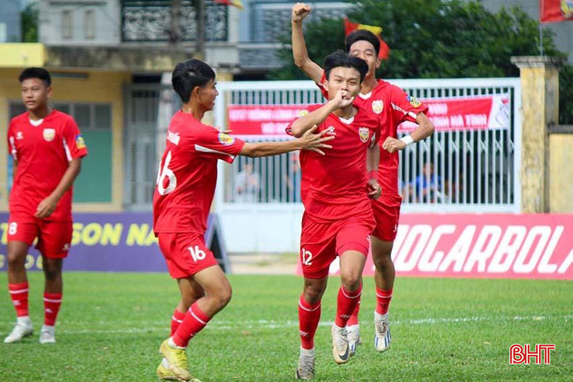 Các cầu thủ U17 Hồng Lĩnh Hà Tĩnh sở hữu thành tích 11 trận bất bại ở vòng chung kết U17 quốc gia năm nay. fgggg.jpg