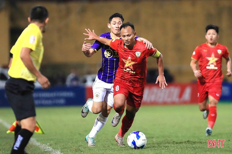 Ở tuổi 37, Trọng Hoàng vẫn bền bỉ trong màu áo đội bóng núi Hồng. 2-1.jpg