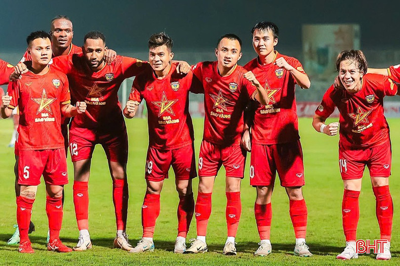 Sỹ Hoàng (thứ 3 từ phải sang) hiện đã trở thành trụ cột của Hồng Lĩnh Hà Tĩnh. bqbht_br_467339164-970290995125855-3202234170572829624-n-1.jpg