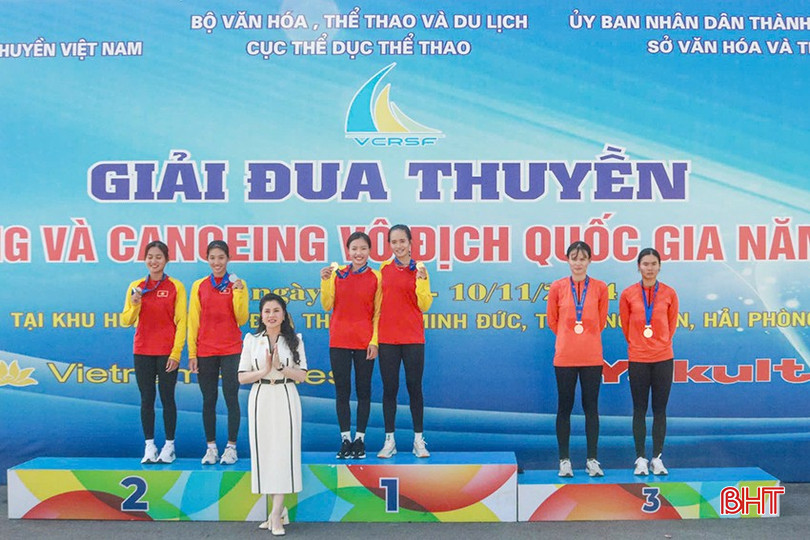 Sau 7 năm gắn bó, Phương (bên phải bục số 1) giành được gần 40 tấm huy chương các loại. bqbht_br_m3o.jpg