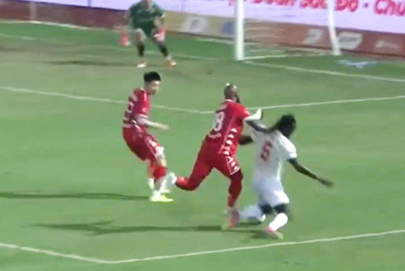 Tình huống tiền vệ Luis Antonio đẩy ngã tiền vệ Joseph Onoja của Hồng Lĩnh Hà Tĩnh từ phía sau (Ảnh chụp màn hình). z7164930863483-f0e02fd1408d105677c7658555d5eb03-2667.jpg