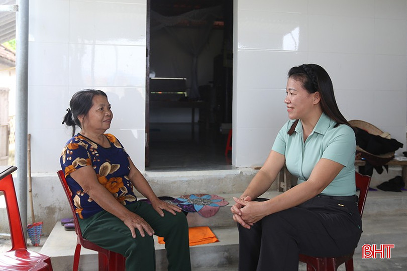 Chị Hiền dành nhiều thời gian đi cơ sở để nắm bắt tình hình thực tế, vận động người dân thực hiện tốt các phong trào thi đua. bqbht_br_b3.jpg